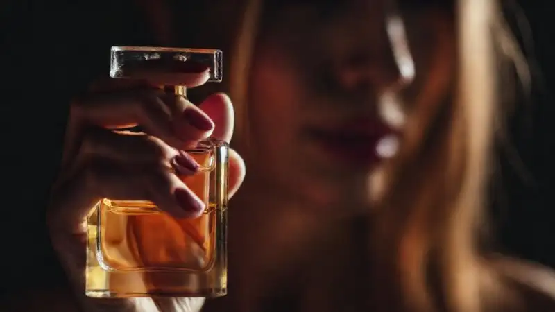 Perfume y elegancia en la sombra