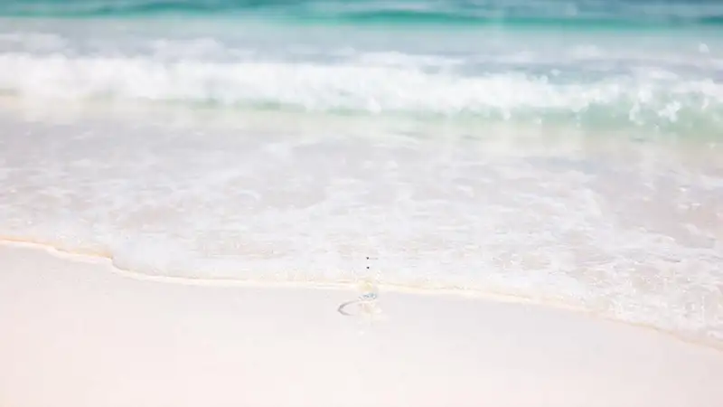 Una playa serena de colores pastel