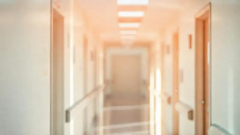 Un pasillo hospitalario tranquilo irradia serenidad