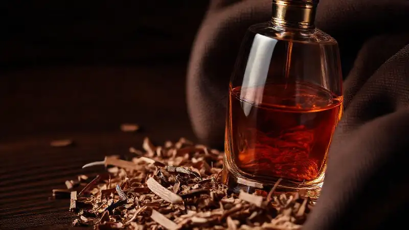 Frascos elegantes exudan un aroma sutil