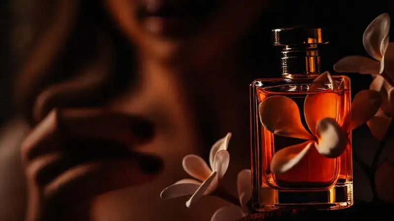 Perfume lujoso evoca sensualidad y misterio
