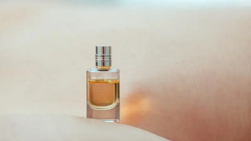 Perfume minimalista evoca calma científica suave