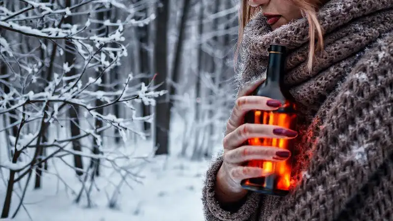 Mujer elegante en bosque nevado