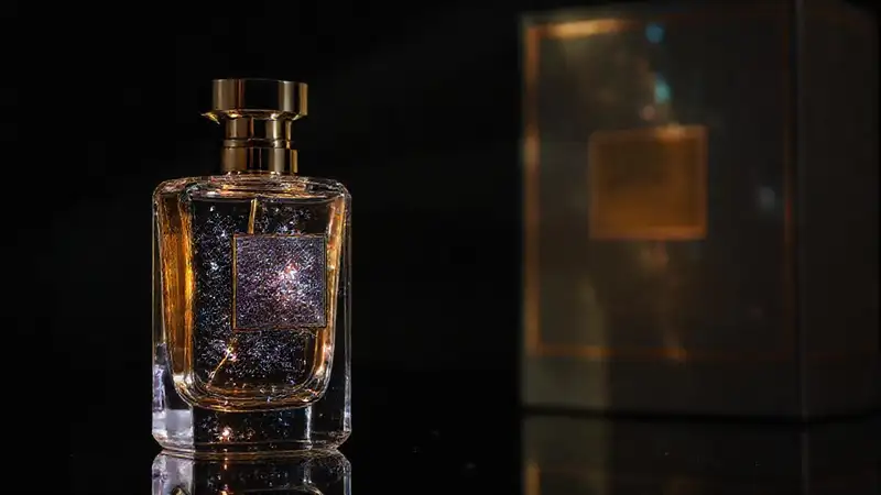 Perfume lujoso irradia luz brillante e ideal