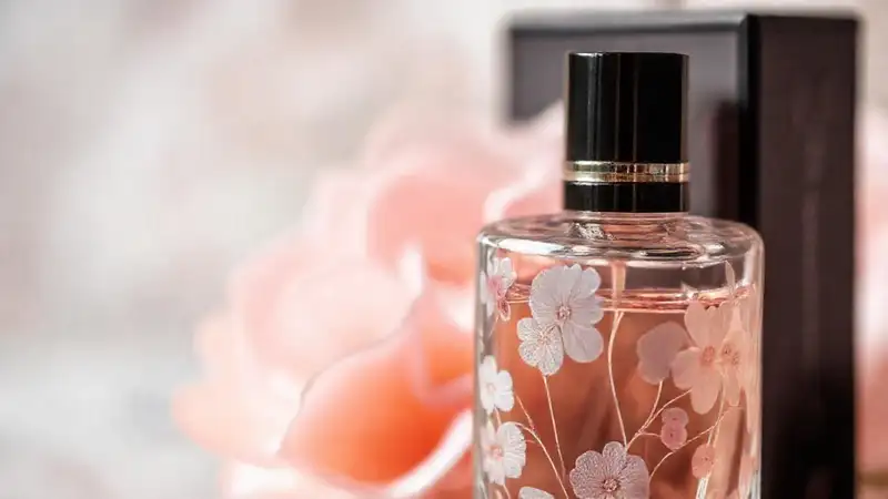 Perfumes lujosos evocan serenidad y delicadeza