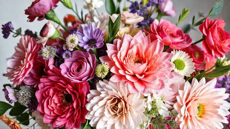 Una composición floral elegante y luminosa
