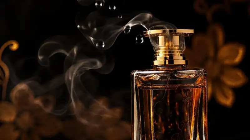 Un perfume lujoso emana misterio y belleza