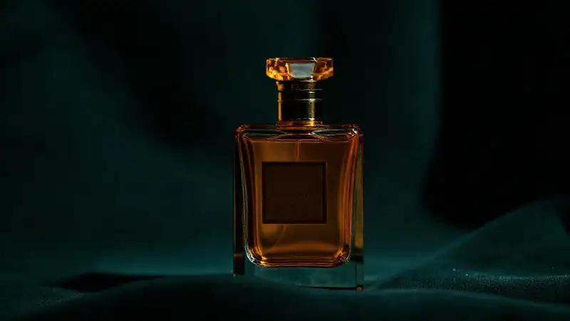 Un perfume lujoso en sombras cálidas