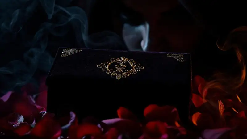 Una caja oscura evoca misterio lujoso