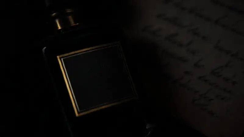 Frasco oscuro y lujoso