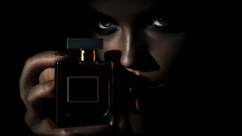 Lujo oscuro y mirada intensa